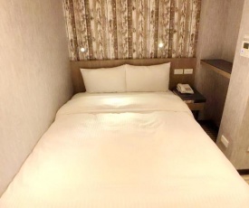 Red 13 Apartment